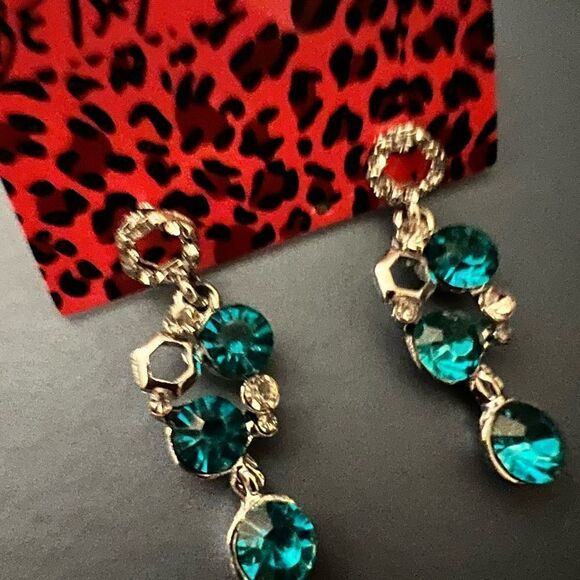🪻 Betsey Johnson sparkling turquoise & silver dangle earrings 🪻 - Picture 2 of 4